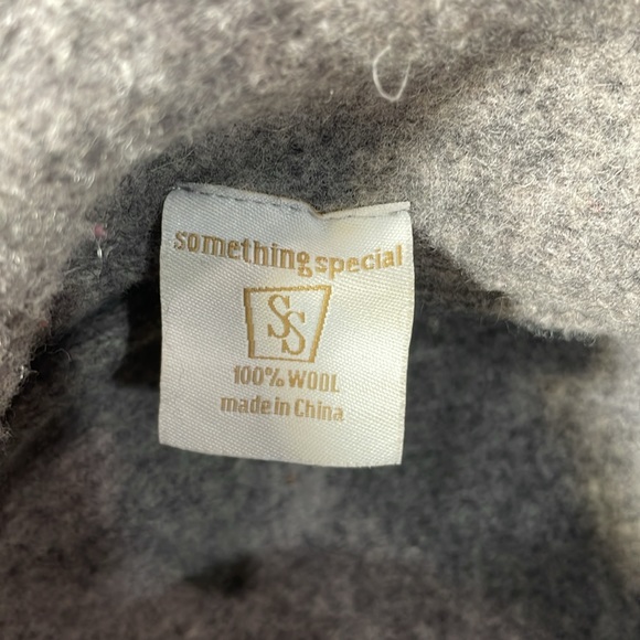 Cute grey wool hat in 100% wool. Fits average size head. Wool “flower” - Picture 5 of 10